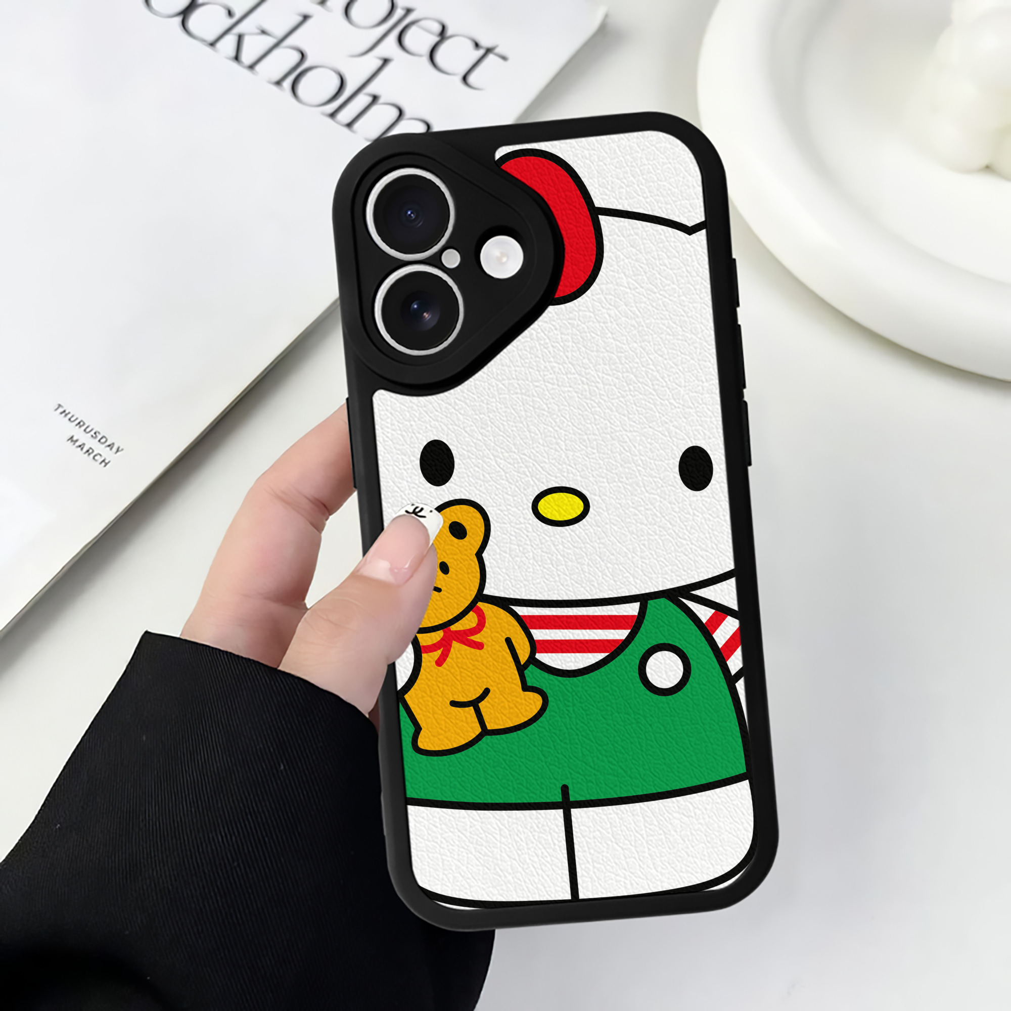 （画像用） Hello Kitty ハローキティ 【iPhone 16シリーズ対応】シリコンスマホケース（レザー調） 材質：シリコン